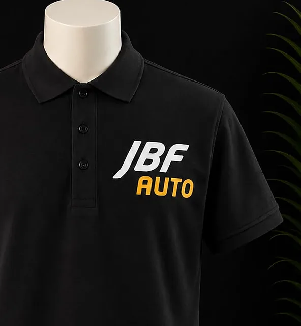 Polo noir brodé du logo d'un garage automobile