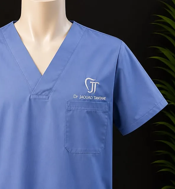 Blouse médicale bleue brodée d'un monogramme