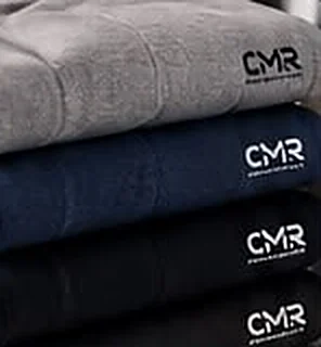 Pile de textiles brodés du logo CMR
